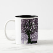 Baum in der Schnee-Tasse Zweifarbige Tasse (Links)