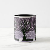 Baum in der Schnee-Tasse Zweifarbige Tasse (Mittel)