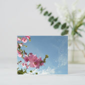 Baum-Malve blüht und Sommerhimmel Postkarte (Stehend Vorderseite)