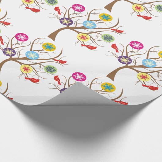 Baum mit Schneeflocken und Kardinälen Geschenkpapier (Ecke)