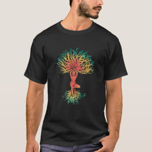Baum-Pose im Yoga T-Shirt
