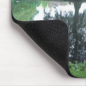 Baum reflektiert im Wasser Mousepad (Ecke)
