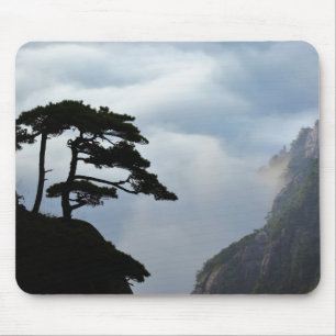 Baum, silhouettiert bei Sonnenaufgang, Gelber Berg Mousepad