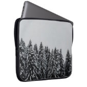 BAUM ÜBERDECKTER SCHNEE UNTER SCHÖNEM HIMMEL LAPTOPSCHUTZHÜLLE (Vorne Rechts)