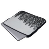 BAUM ÜBERDECKTER SCHNEE UNTER SCHÖNEM HIMMEL LAPTOPSCHUTZHÜLLE (Vorne Knopf)