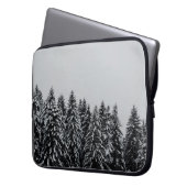 BAUM ÜBERDECKTER SCHNEE UNTER SCHÖNEM HIMMEL LAPTOPSCHUTZHÜLLE (Vorderseite Links)