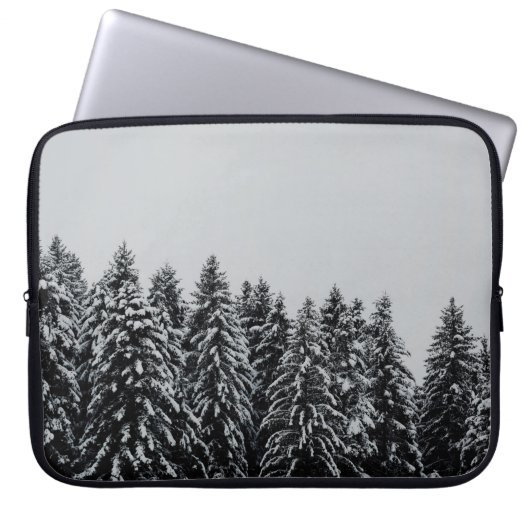 BAUM ÜBERDECKTER SCHNEE UNTER SCHÖNEM HIMMEL LAPTOPSCHUTZHÜLLE (Vorderseite)