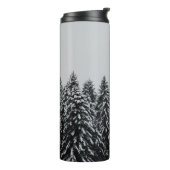 BAUM ÜBERDECKTER SCHNEE UNTER SCHÖNEM HIMMEL THERMOSBECHER (Nach links gedreht)