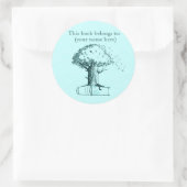 Baum und Buch, hellblau Runder Aufkleber (Tasche)