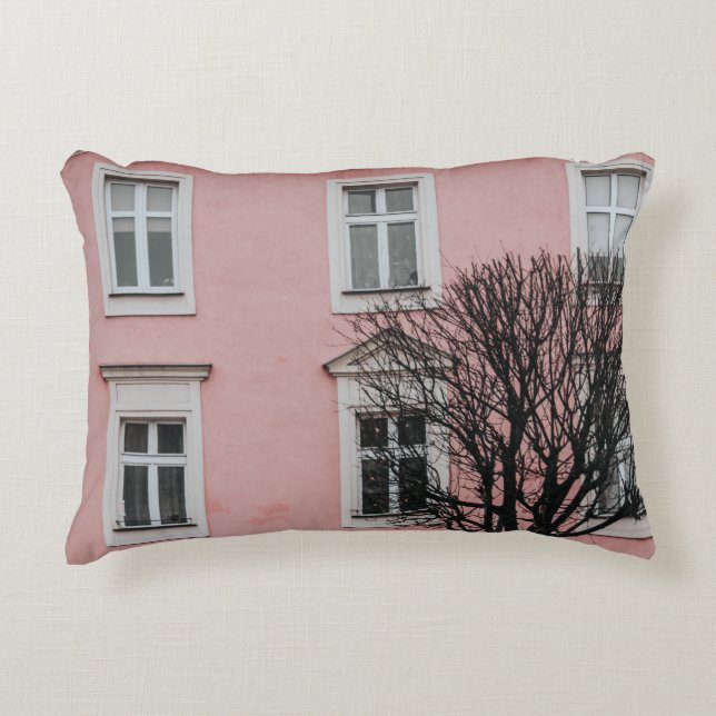 BAUM VOR DEM PINKEN GEBÄUDE DEKOKISSEN (Vorderseite)