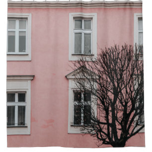 BAUM VOR DEM PINKEN GEBÄUDE DUSCHVORHANG