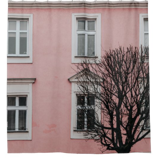 BAUM VOR DEM PINKEN GEBÄUDE DUSCHVORHANG (Vorderseite)