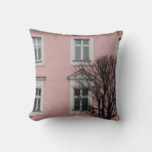 BAUM VOR DEM PINKEN GEBÄUDE KISSEN