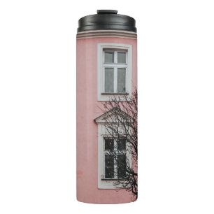 BAUM VOR DEM PINKEN GEBÄUDE THERMOSBECHER