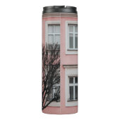 BAUM VOR DEM PINKEN GEBÄUDE THERMOSBECHER (Rückseite)