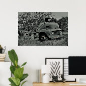 Baumbestand, der durch einen alten Lastwagen in Sc Poster (Heimbüro)