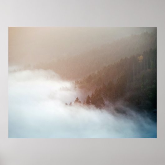 Bäume auf Bergen, bedeckt mit Nebeln Poster (Vorne)