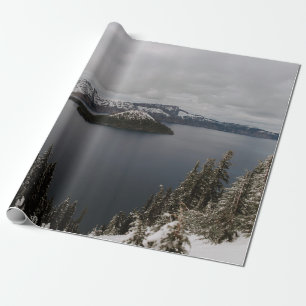 BÄUME AUF SCHNEE ÜBERDECKTE BERGE IN DER NÄHE DES GESCHENKPAPIER