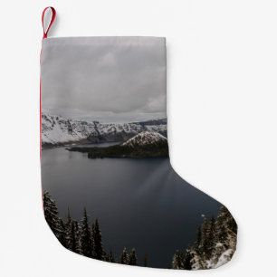 BÄUME AUF SCHNEE ÜBERDECKTE BERGE IN DER NÄHE DES KLEINER WEIHNACHTSSTRUMPF