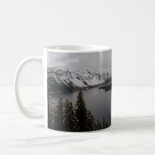 BÄUME AUF SCHNEEBEDECKTEM BERG IN DER NÄHE EINES G KAFFEETASSE