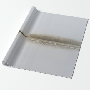 BÄUME, DIE WÄHREND VON EINEM GEWÄSSER UND NEBEL U GESCHENKPAPIER