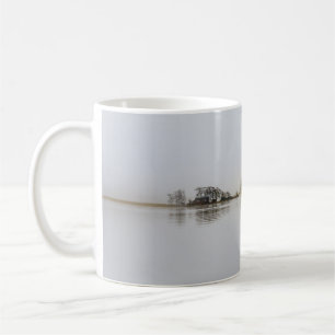 BÄUME, DIE WÄHREND VON EINEM GEWÄSSER UND NEBEL U KAFFEETASSE
