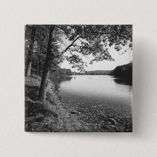 Bäume durch Fluss B&W Button