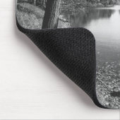 Bäume durch Fluss B&W Mousepad (Ecke)