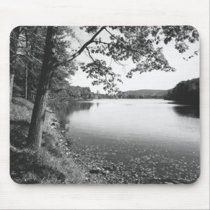 Bäume durch Fluss B&W Mousepad