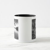 Bäume durch Fluss B&W Tasse (Zentrum)