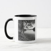 Bäume durch Fluss B&W Tasse (Links)