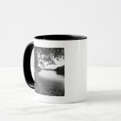 Bäume durch Fluss B&W Tasse (Vorderseite Links)