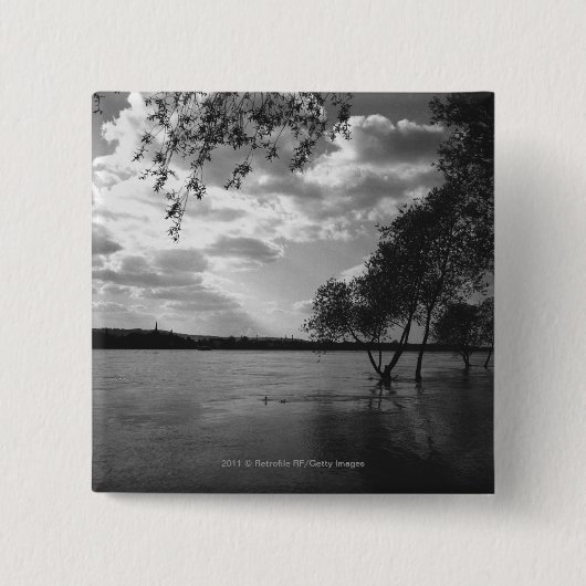 Bäume durch See B&W Button (Vorderseite)