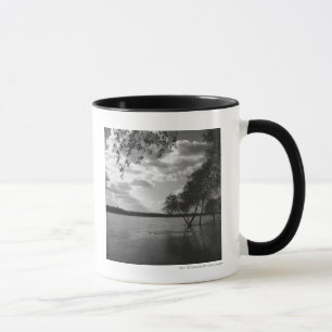 Bäume durch See B&W Tasse