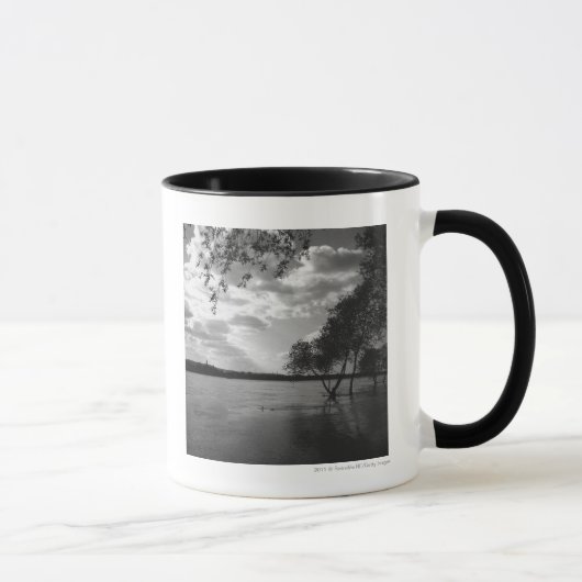 Bäume durch See B&W Tasse (Rechts)