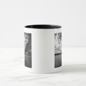 Bäume durch See B&W Tasse (Zentrum)