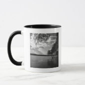 Bäume durch See B&W Tasse (Links)