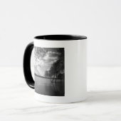 Bäume durch See B&W Tasse (Vorderseite Links)