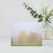 Bäume fallen in Nebel Postkarte (Stehend Vorderseite)