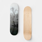 Bäume im Wasser Skateboard (Vorderseite)