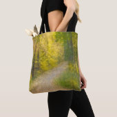 Bäume in den Herbst-Farben und in der Tasche (Von Nahem)