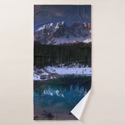 BÄUME IN DER NÄHE DES BERGS BADEHANDTUCH (Badehandtuch)