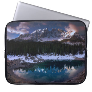 BÄUME IN DER NÄHE DES BERGS LAPTOPSCHUTZHÜLLE