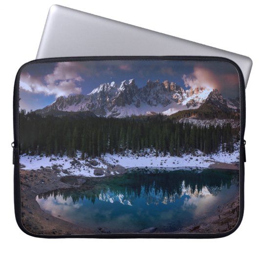 BÄUME IN DER NÄHE DES BERGS LAPTOPSCHUTZHÜLLE (Vorderseite)