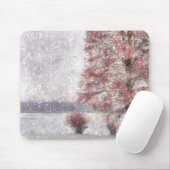 Bäume in der Nähe des Sees Wenige rote Blätter und Mousepad (Mit Mouse)