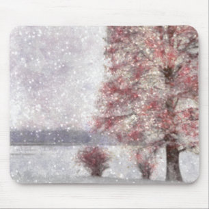 Bäume in der Nähe des Sees Wenige rote Blätter und Mousepad