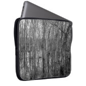 Bäume in einem schwarz-weißen Wald. Schönheit in Laptopschutzhülle (Vorne Rechts)