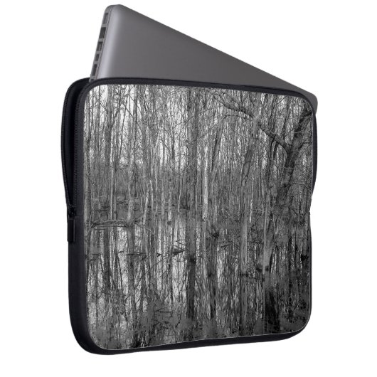 Bäume in einem schwarz-weißen Wald. Schönheit in Laptopschutzhülle (Vorne Rechts)