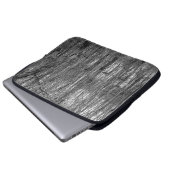 Bäume in einem schwarz-weißen Wald. Schönheit in Laptopschutzhülle (Vorne Knopf)