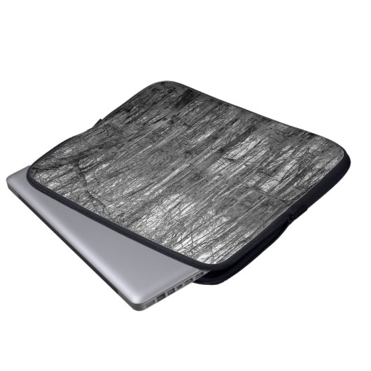 Bäume in einem schwarz-weißen Wald. Schönheit in Laptopschutzhülle (Vorne Knopf)